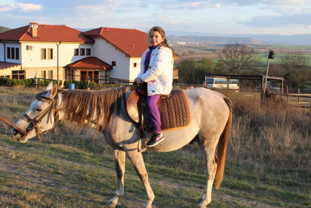 конна езда заедно с www.detskilageri.com