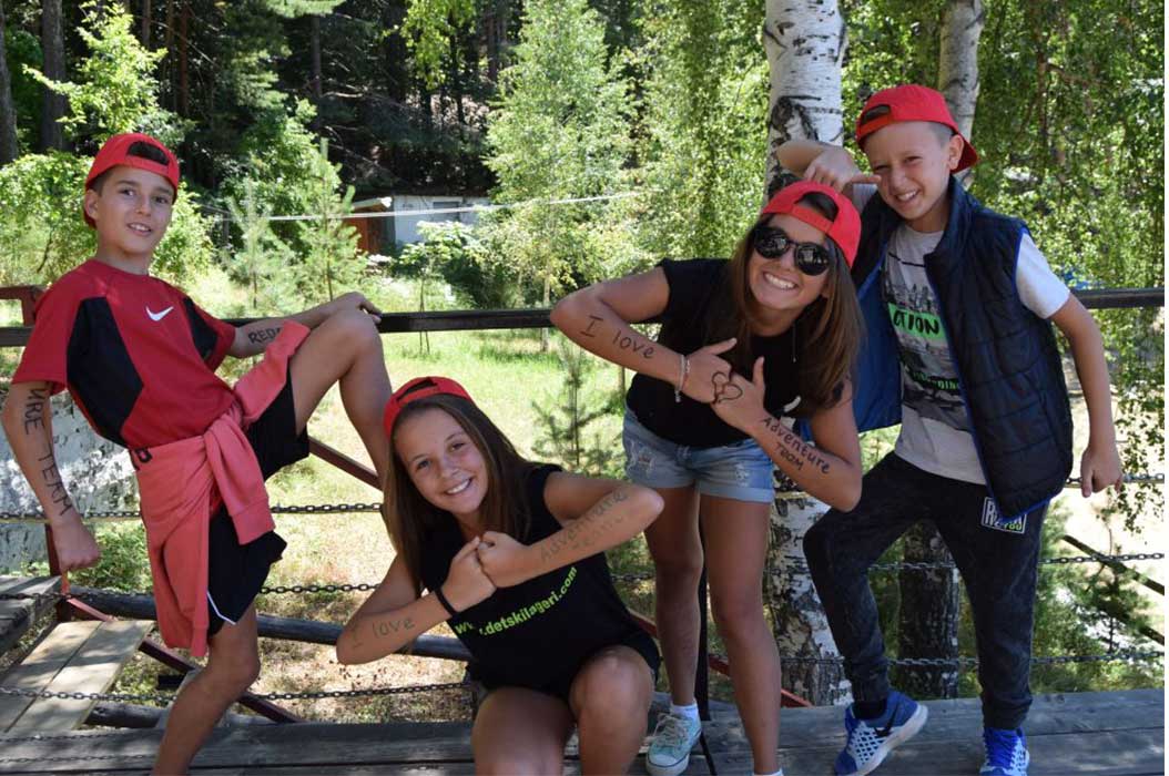 Децата се връщат от лагера сладко уморени